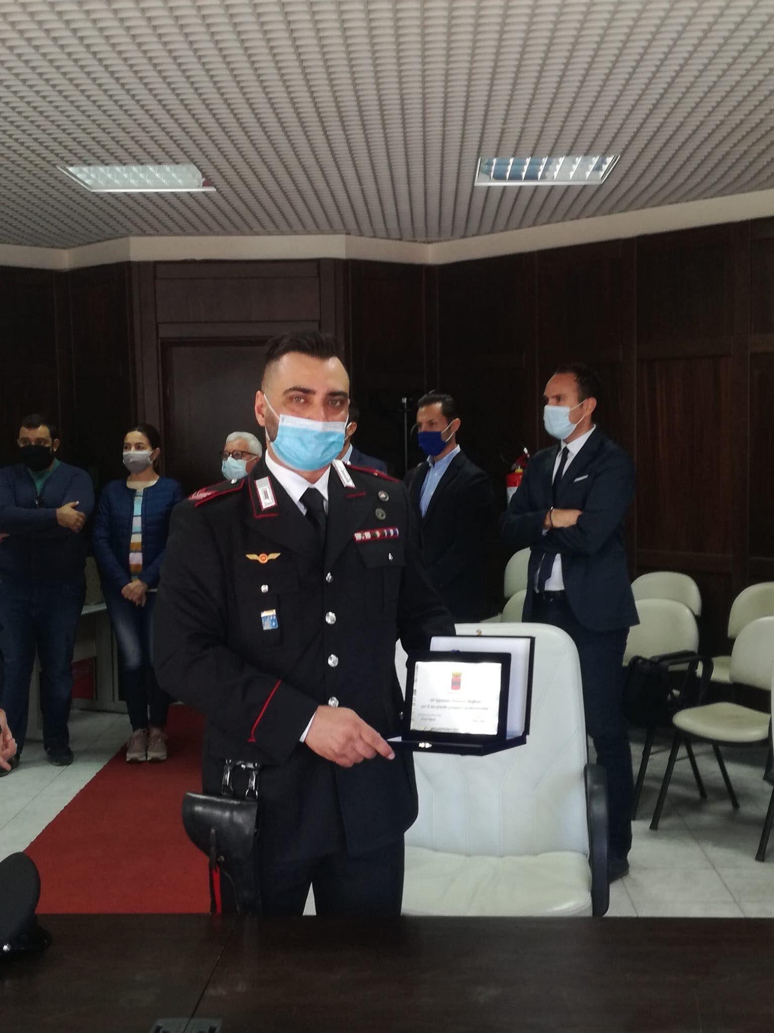 Salva la vita a una donna, il comune di Iglesias consegna una targa encomio al carabiniere Muffaldi