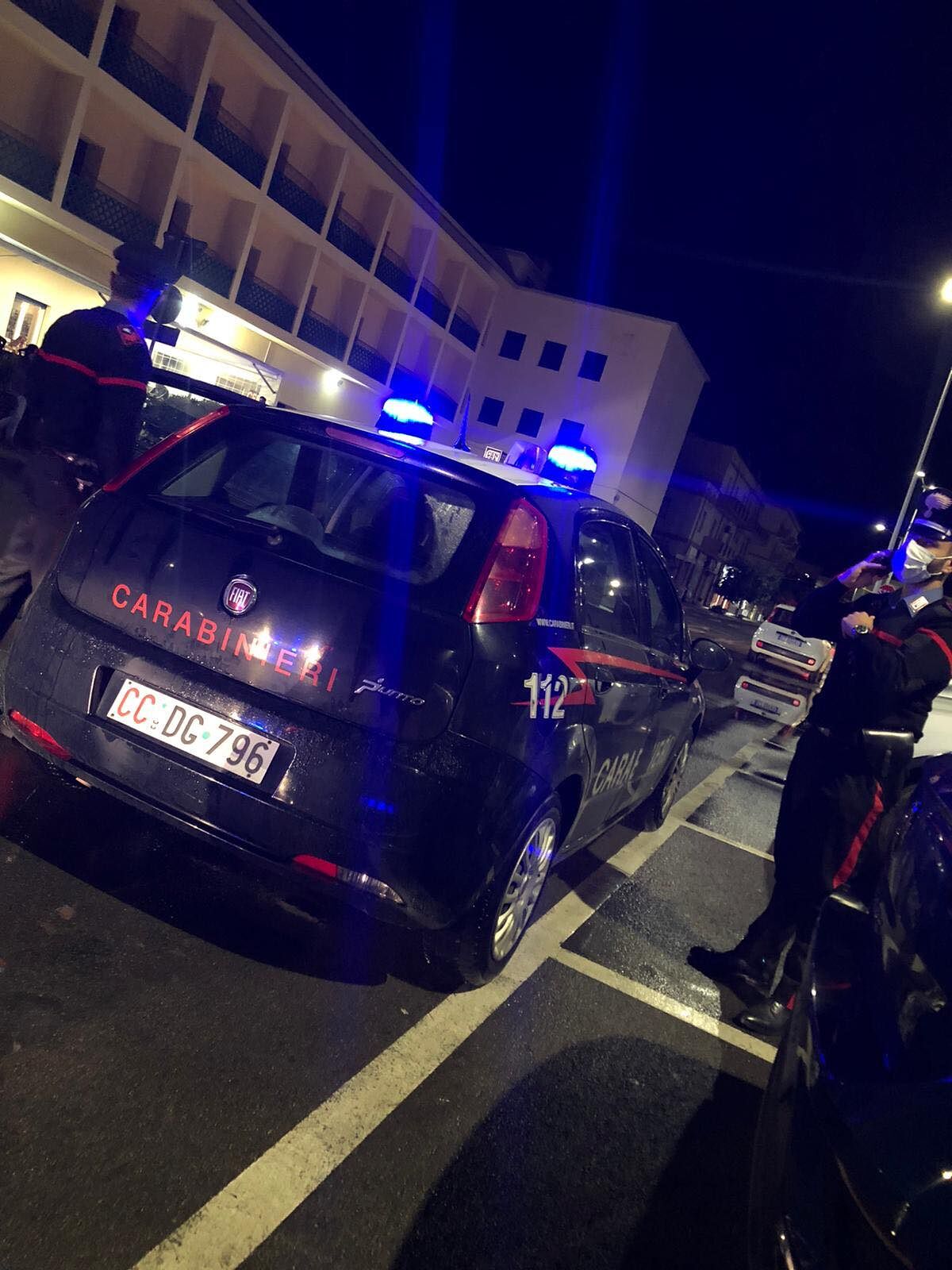 Cagliari, sorpreso a rubare cibo al supermercato: senzatetto in manette