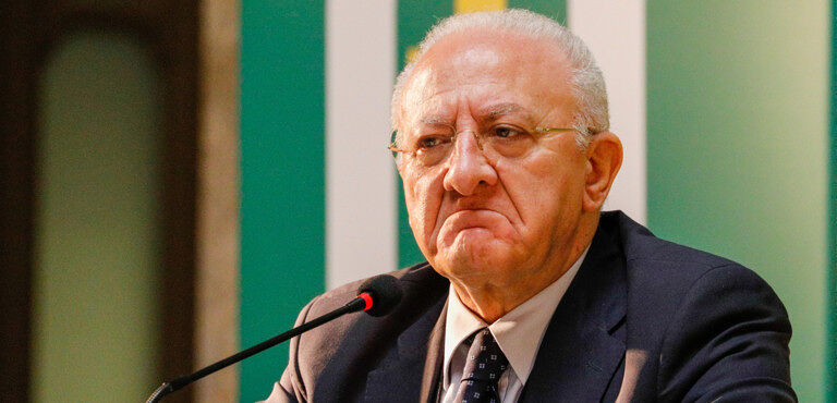 Virus, De Luca a Conte: “Serve subito un lockdown totale”