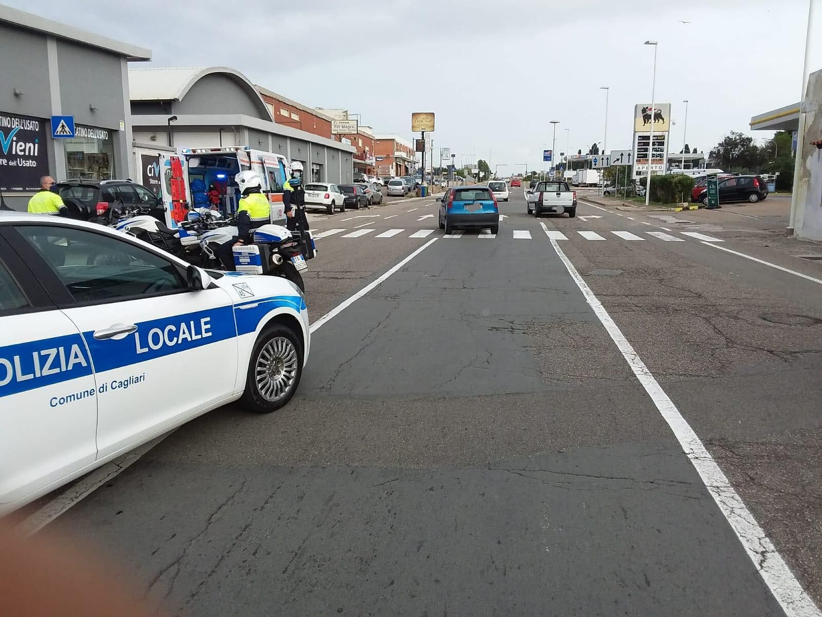 Cagliari, travolta da un’auto mentre attraversa sulle strisce in viale Monastir: 24enne all’ospedale
