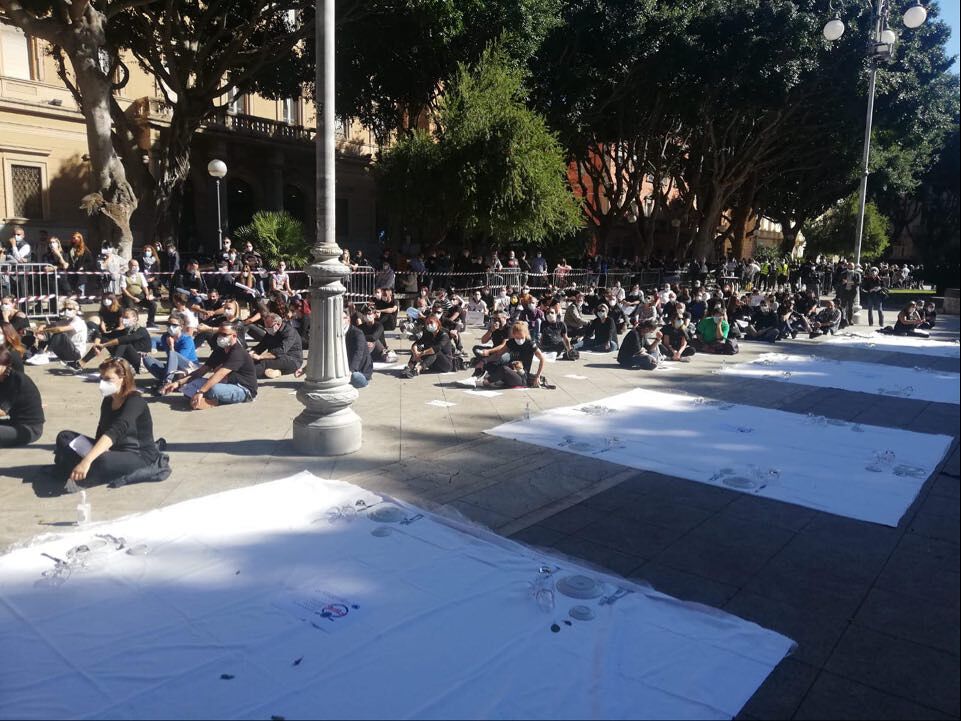 Cagliari, i ristoratori apparecchiano la loro disperazione in piazza del Carmine: “Dpcm assurdo, tagliateci le tasse”