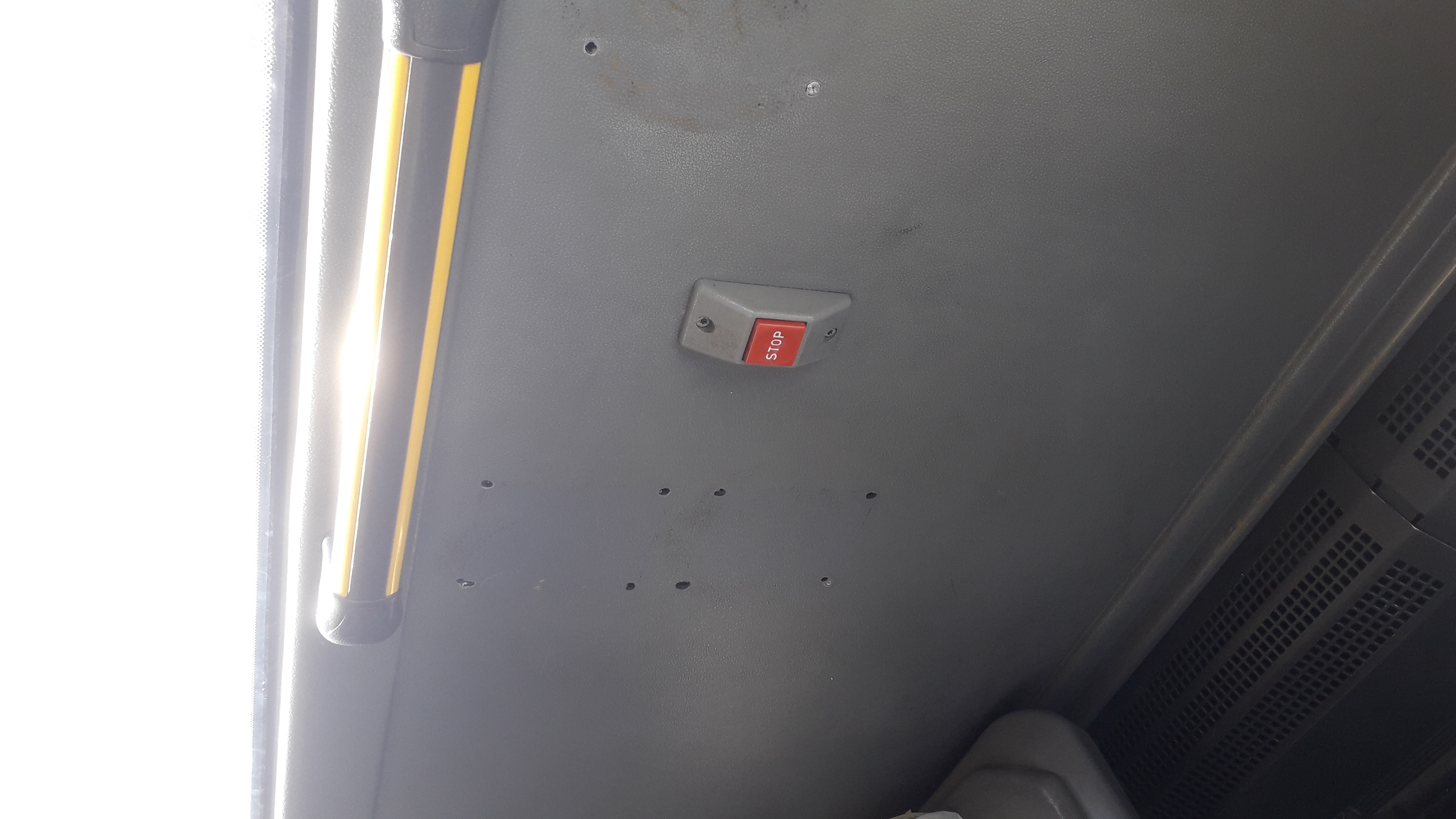 La nuova moda dei vandali sui bus Ctm: “Collezionare i cartelli per gli invalidi”