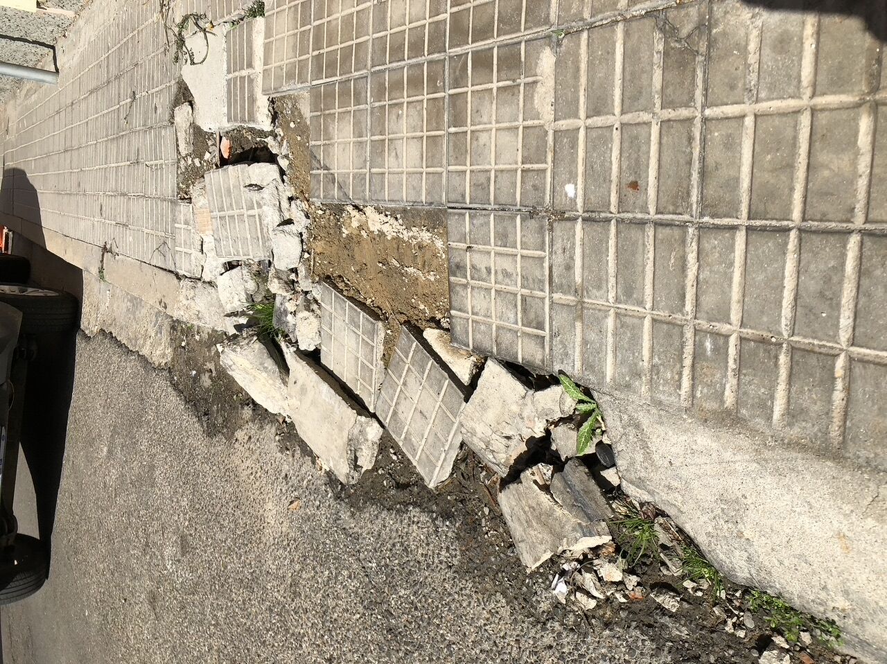 Marciapiede disastrato in via Balilla a Pirri, la denuncia: “Dobbiamo aspettare che qualcuno si faccia male per intervenire?”