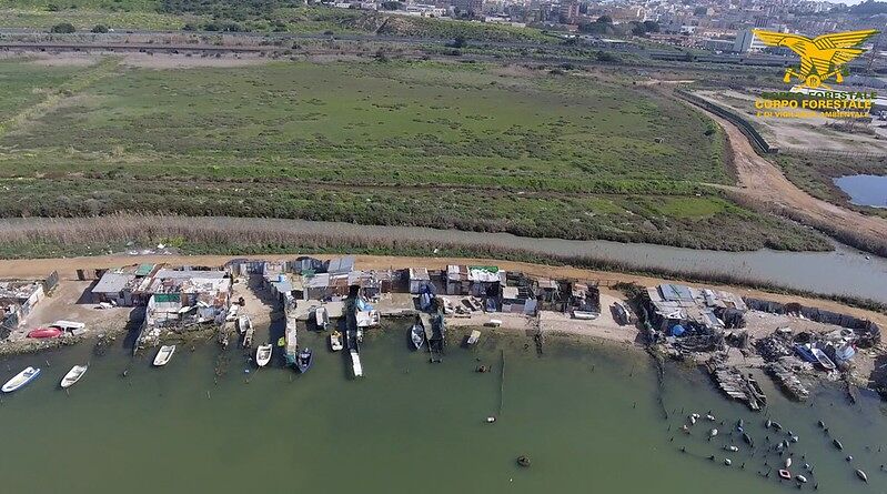 Blitz della Forestale a Santa Gilla: sequestrata l’area della sponda Est, una mega discarica con appoggi alla pesca abusiva