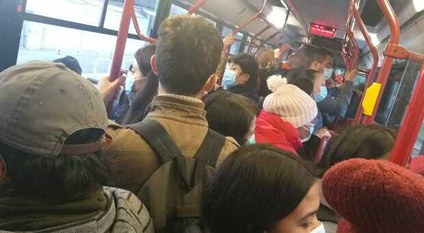 Sardegna, rifiuta di indossare la mascherina e picchia l’autista con l’ombrello: nonno denunciato