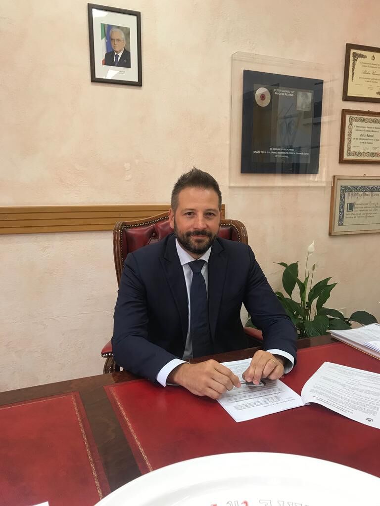 Arzachena, il sindaco sospende tutte le attività didattiche in presenza: limitazioni ad alcune attività