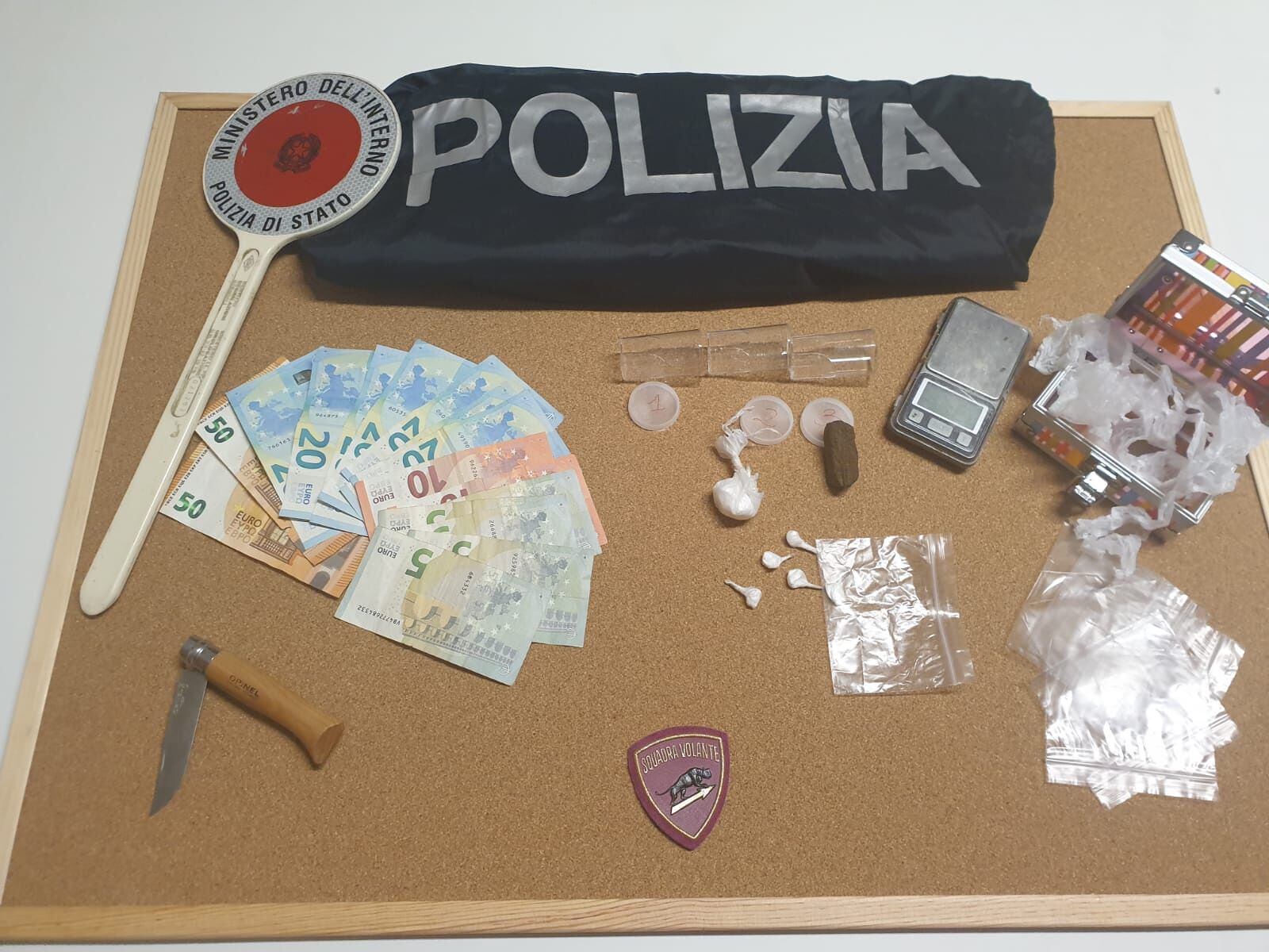 Spaccio di hashish e cocaina, 19enne arrestato a Quartu