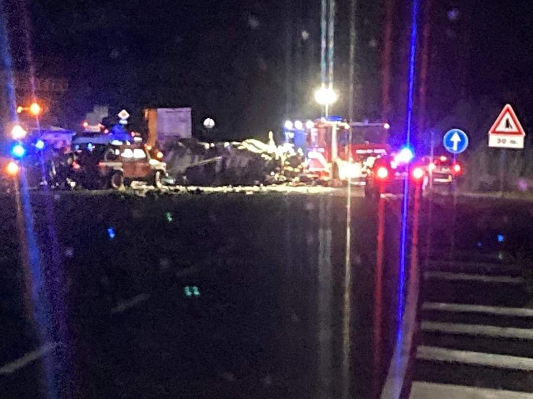 Terribile incidente sulla Ss 131, furgone contro tir: un morto