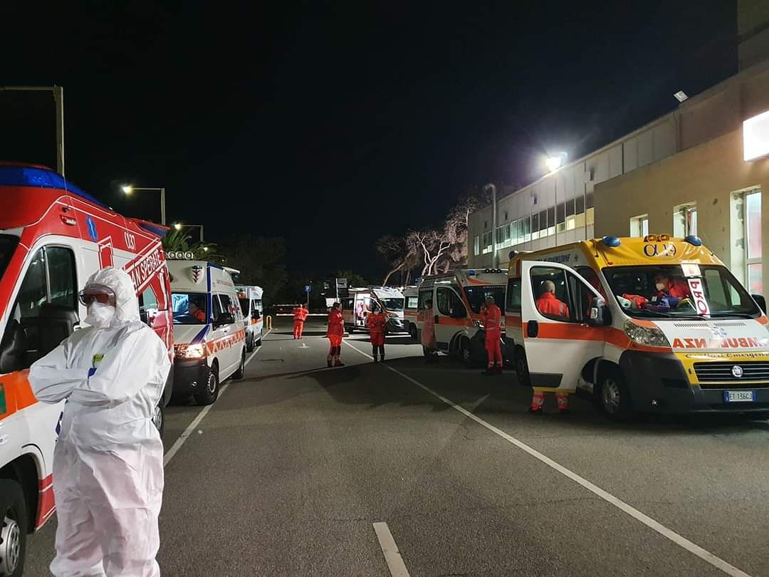 Cagliari, processione di ambulanze al Marino: “Non c’è nemmeno un posto dove svestirci”