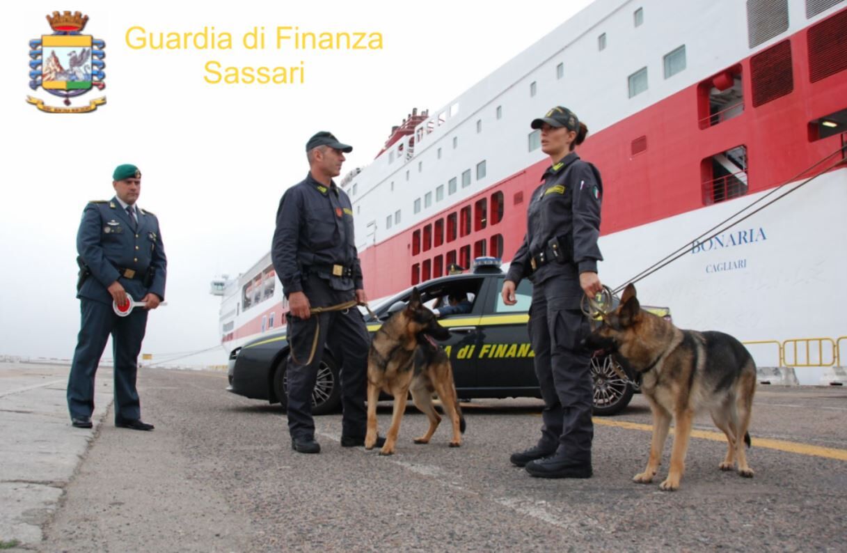 Da Barcellona alla Sardegna, con 77 ovuli di eroina nello stomaco: in manette corriere nigeriano