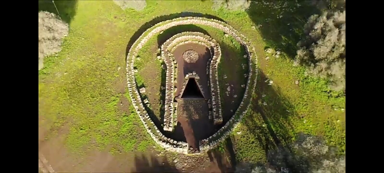 Una storia rock per la Sardegna dei misteri…E Santa Cristina si trasforma in Stonehenge
