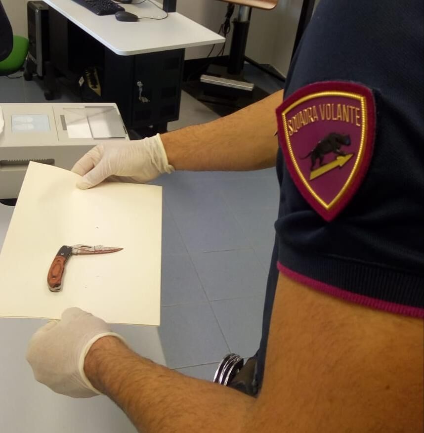 Tentato omicidio a Carbonia, accoltella alla gola lo zio mentre dorme: 21enne in arresto