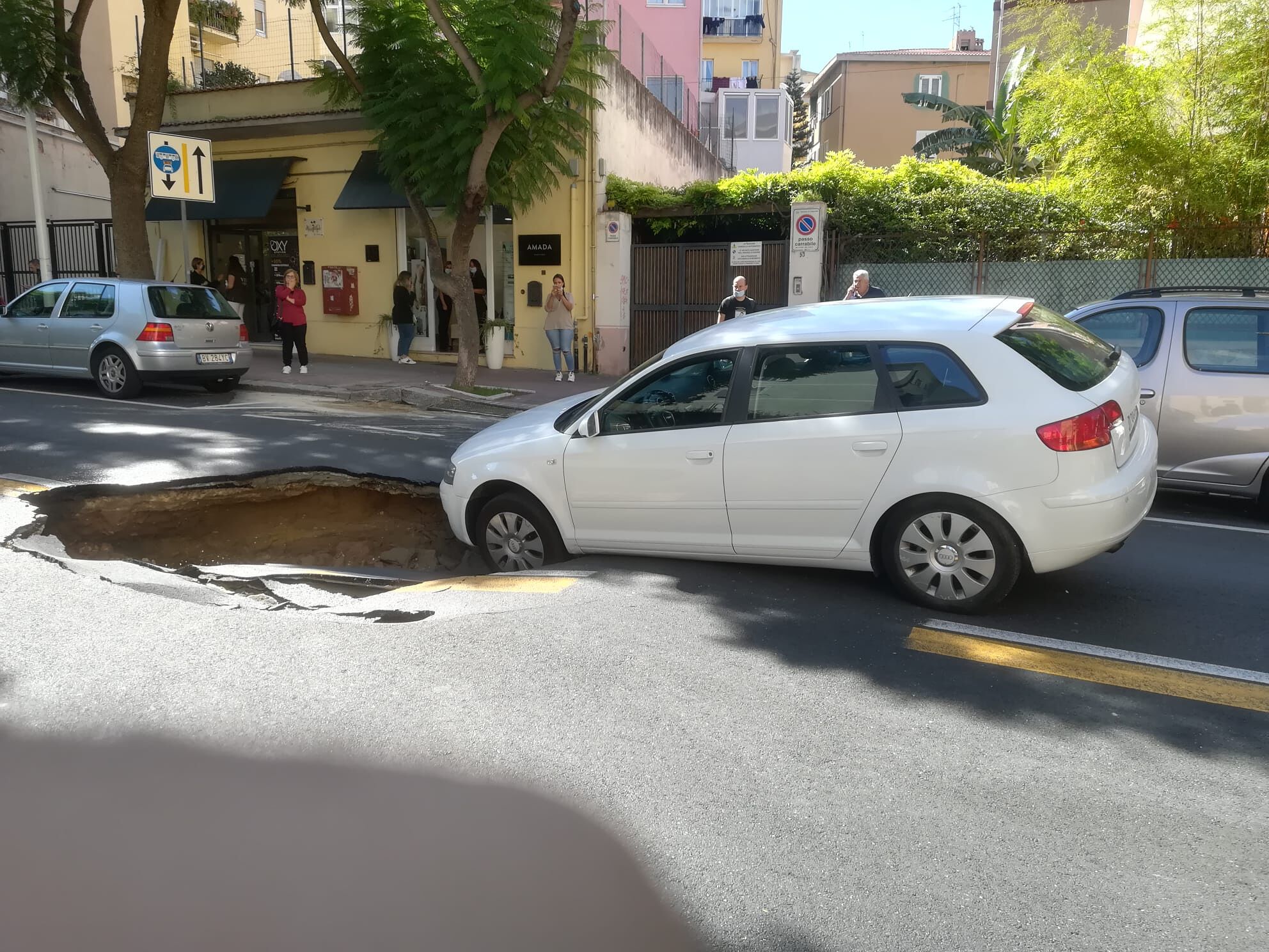 Cagliari, crolla l’asfalto in via Pessina: auto in bilico sulla maxi voragine