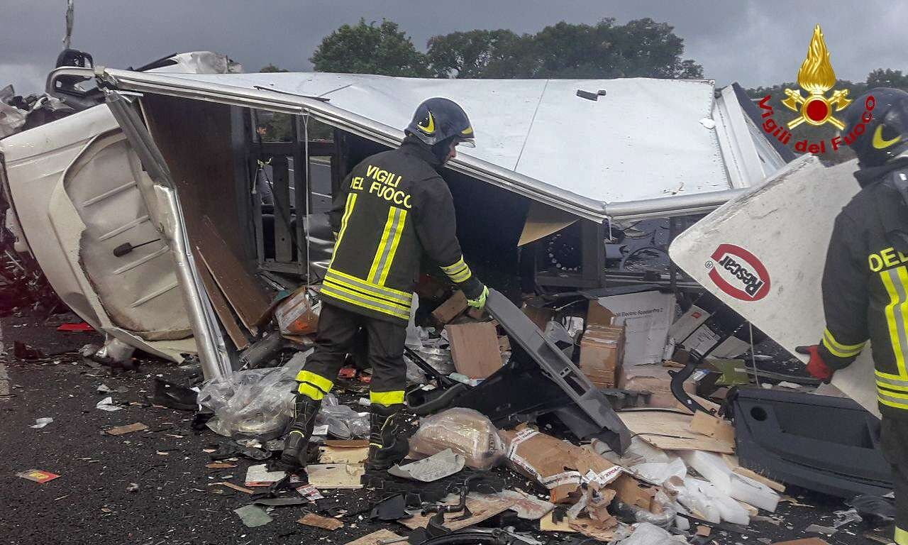 Furgone contro tir sulla 131 a Paulilatino, muore un giovane di 25 anni