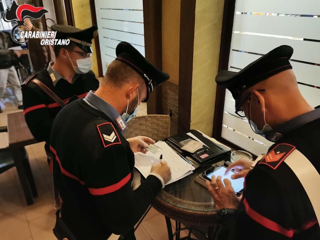 Covid, carabinieri e Nas passano al setaccio negozi e strade: 13 multati a Oristano