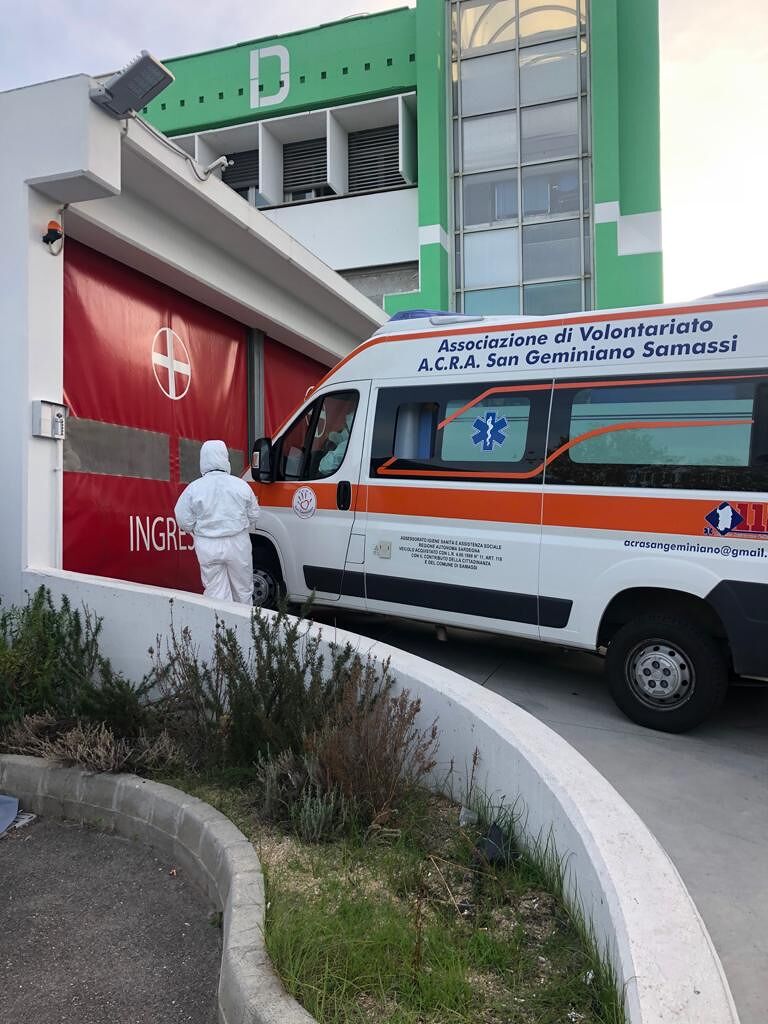 “Cinque ore di attesa in ambulanza per un paziente Covid-19 prima di poter accedere al policlinico di Monserrato”