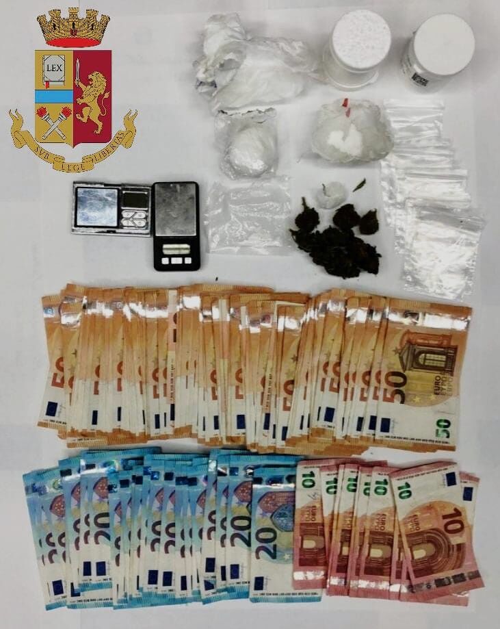 Cagliari, vedono la polizia e lanciano la droga dalla finestra: tre arresti in via Podgora