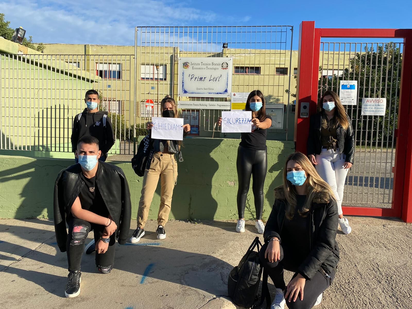 Studenti sardi in rivolta: “Bus affollati e niente banchi monoposto, vogliamo sicurezza” 