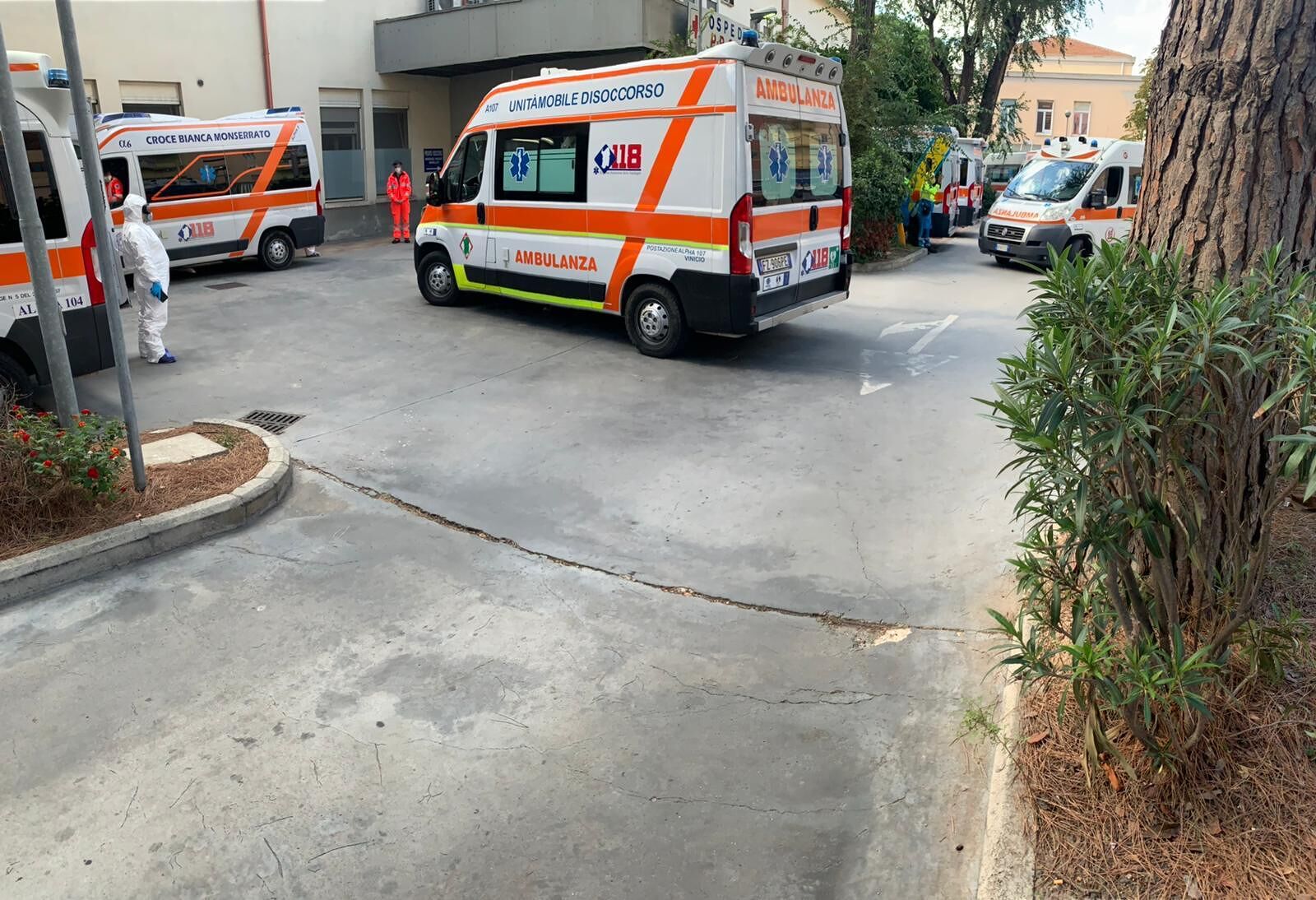 Cagliari, ambulanze in fila al Santissima Trinità: ore di attesa nel piazzale per l’emergenza Covid (VIDEO)