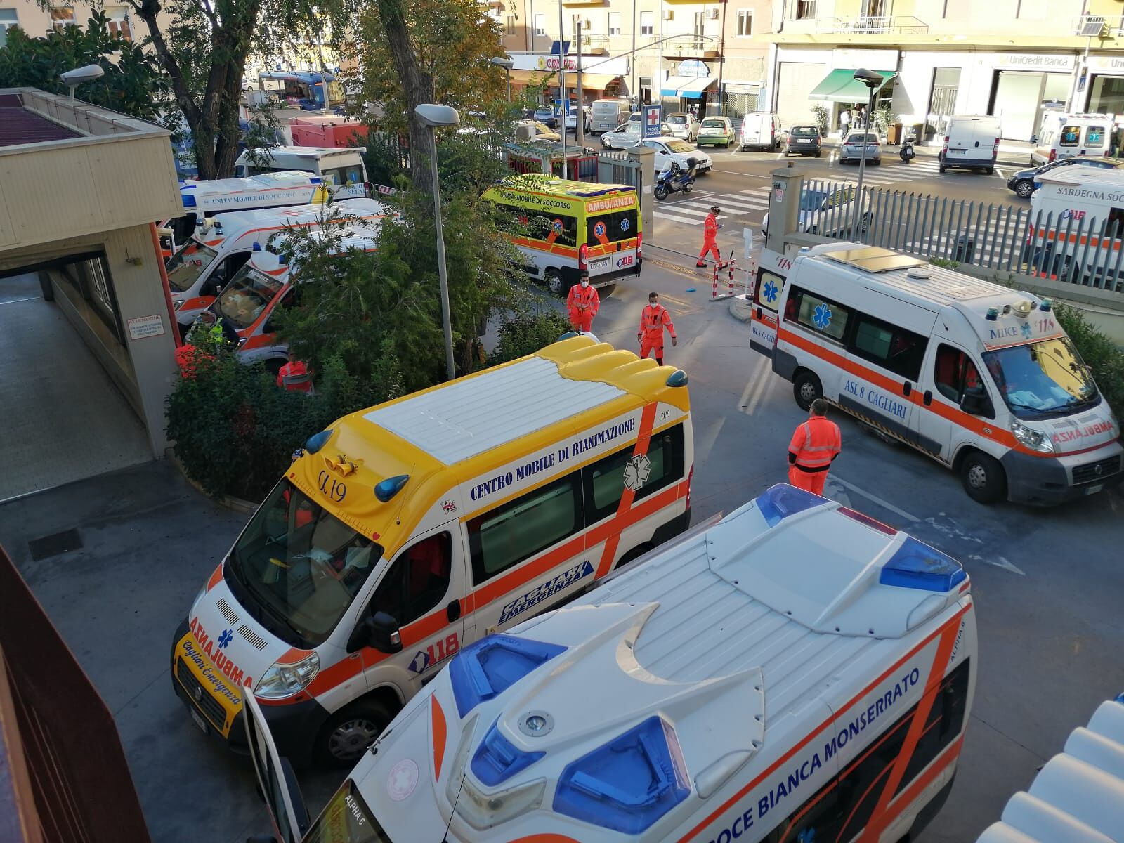 Cagliari, impressionante fila di ambulanze al Ss. Trinità: “Pazienti in attesa da ore”