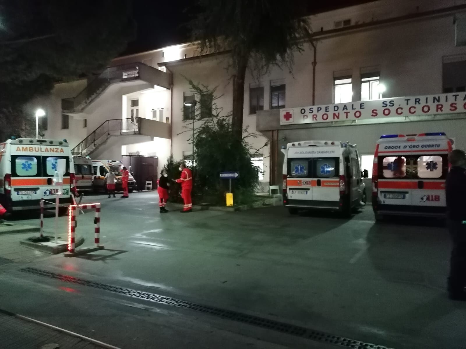 Cagliari, ambulanze in fila e attese “infinite” al Ss. Trinità: “Ormai è il solito film”