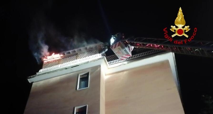 Cagliari, paura vicino a Monte Urpinu: tettoia di un palazzo in fiamme
