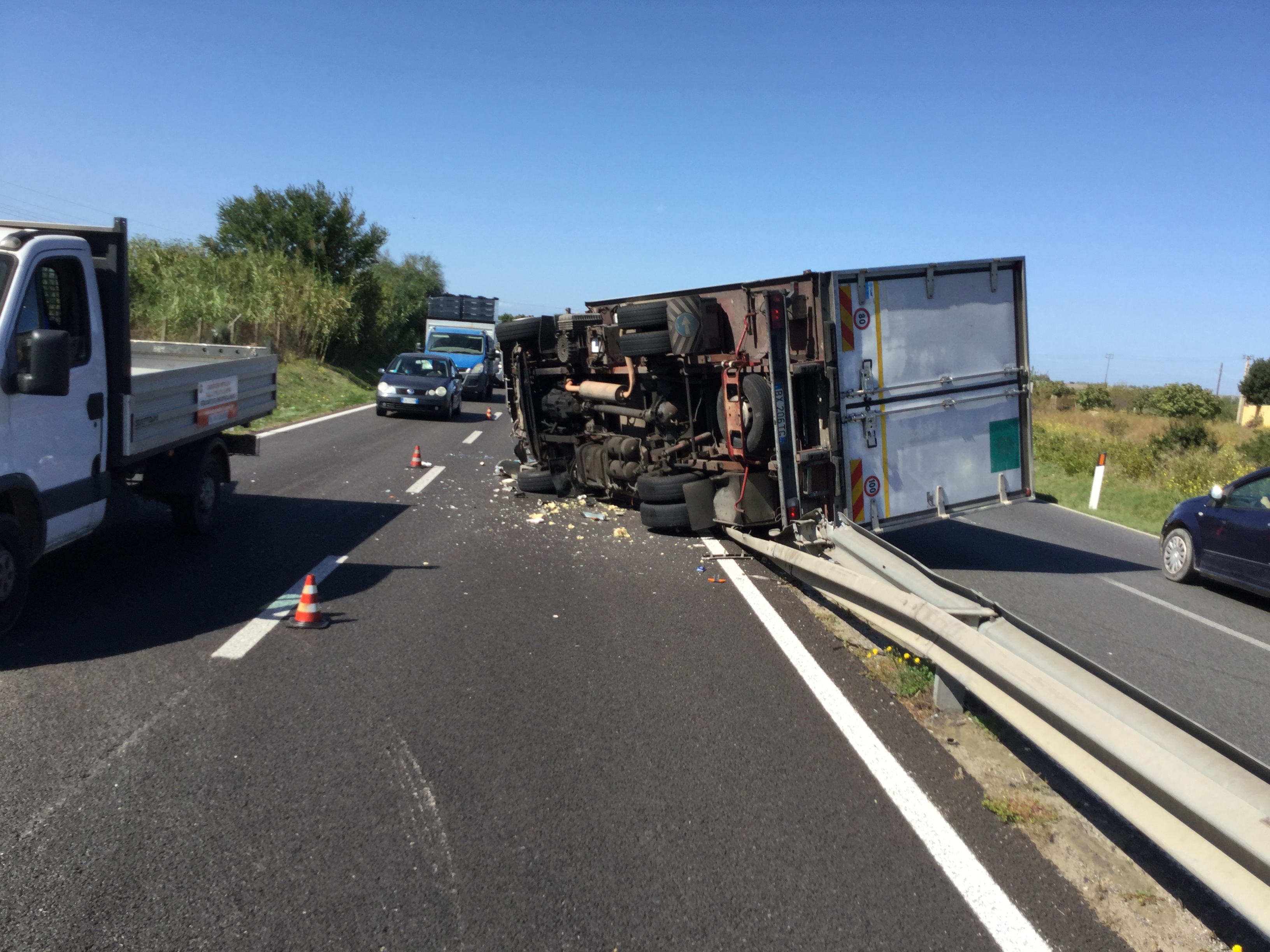 Il camion si ribalta paurosamente sulla 554, caos a Selargius: traffico e strada bloccata