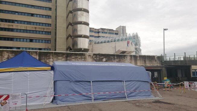 Cagliari, focolaio Covid al Brotzu: gruppo di pazienti e dipendenti positivi, è allarme