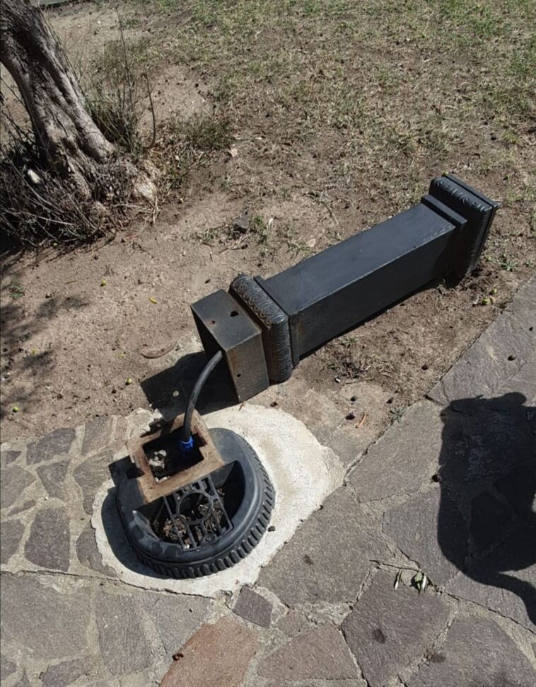 Vandali scatenati a Monserrato, distrutta la fontanella dell’area cani di via Galilei