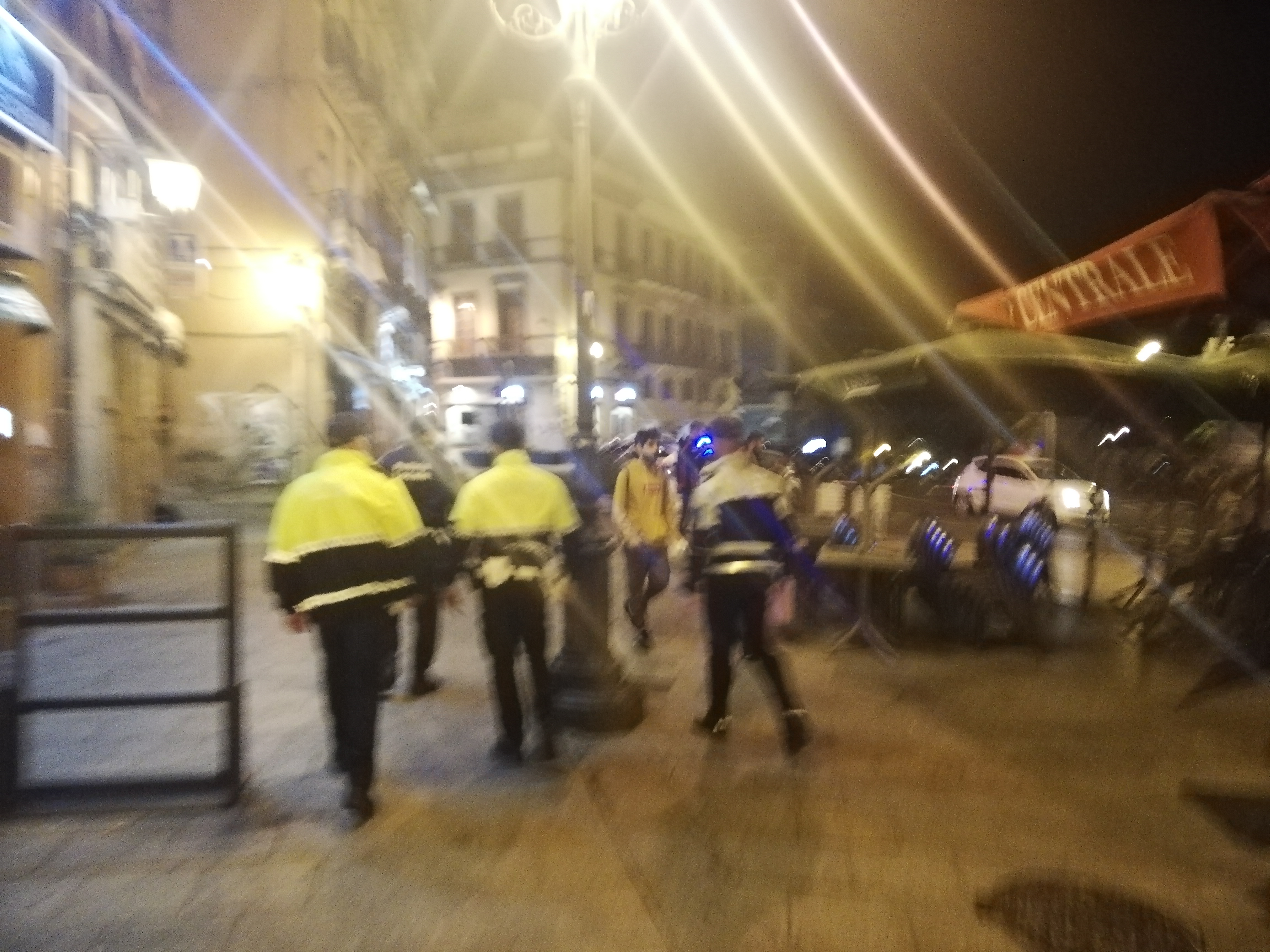 Cagliari, città spettrale col coprifuoco alla movida: tavolini vuoti alle 24, blitz della Polizia in piazza Yenne