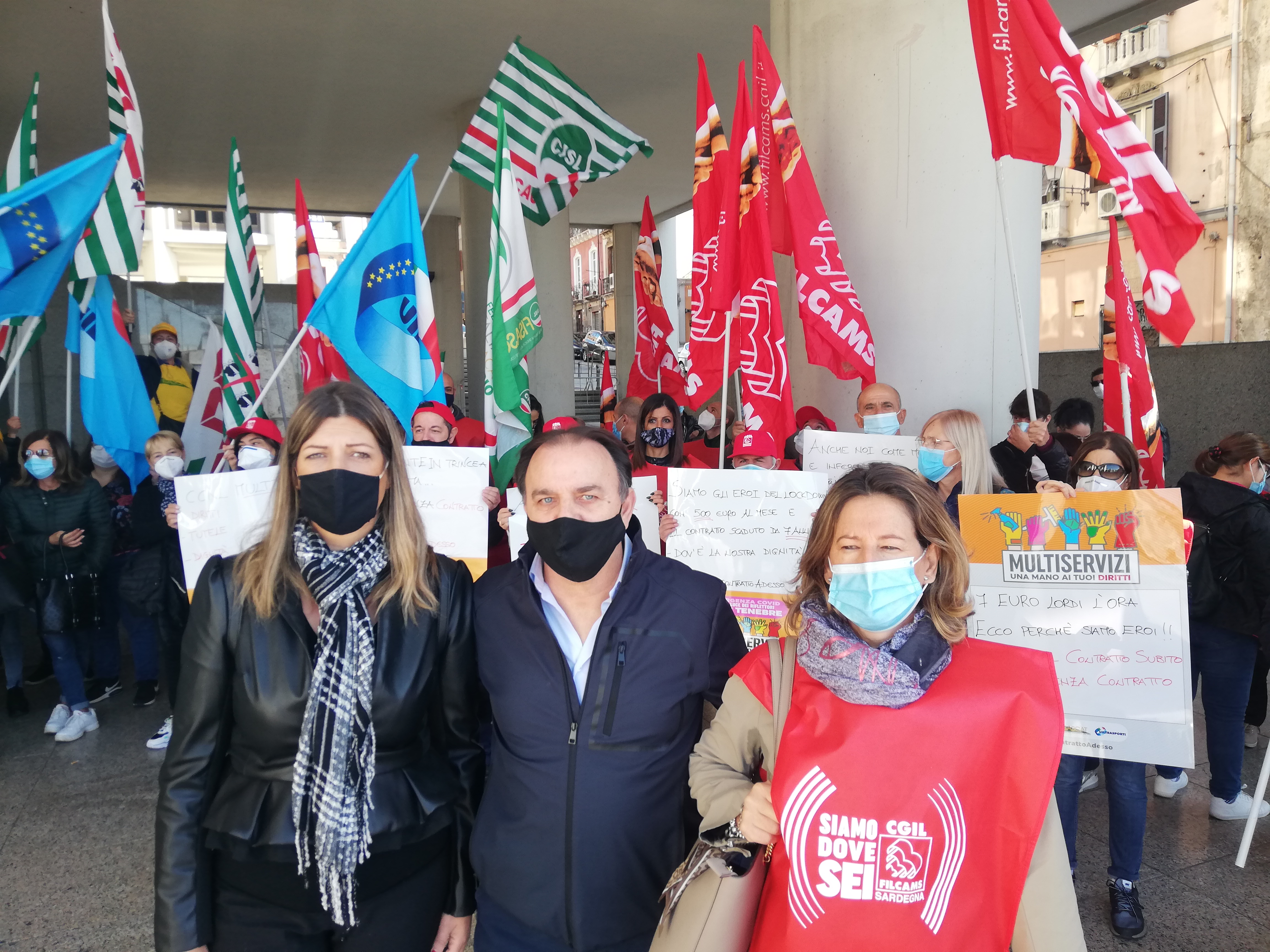 Cagliari, l’urlo dei lavoratori delle pulizie: “Pagati 7 euro all’ora, siamo noi gli eroi” (VIDEO)