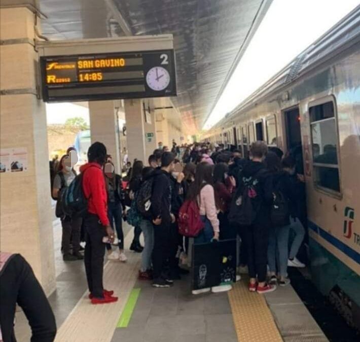 Giovani ammassati in stazione a Cagliari, l’ironia di uno studente: “Ma il problema sono i ristoranti e lo sport”