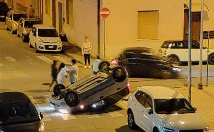 Paura nella notte a Quartu, un’auto si ribalta in via Alghero: arriva l’ambulanza