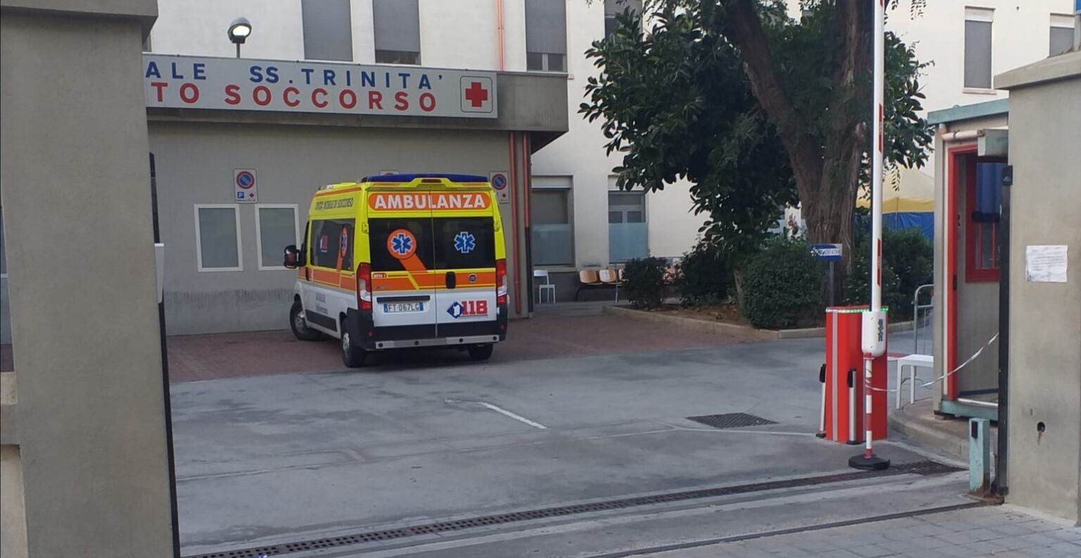 Cagliari, il Ss. Trinità “respira”: una sola ambulanza in attesa nel piazzale