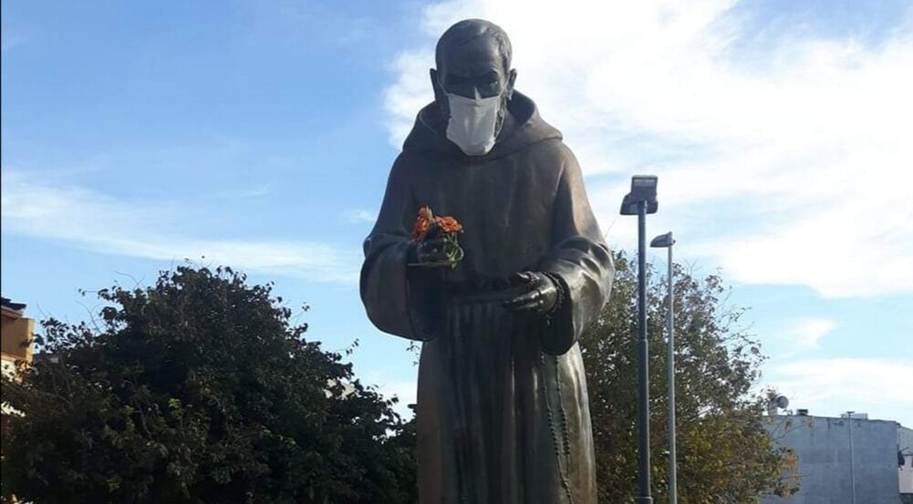 Monserrato, Padre Pio “coperto” con una mascherina. L’ira dei residenti: “Gesto blasfemo”