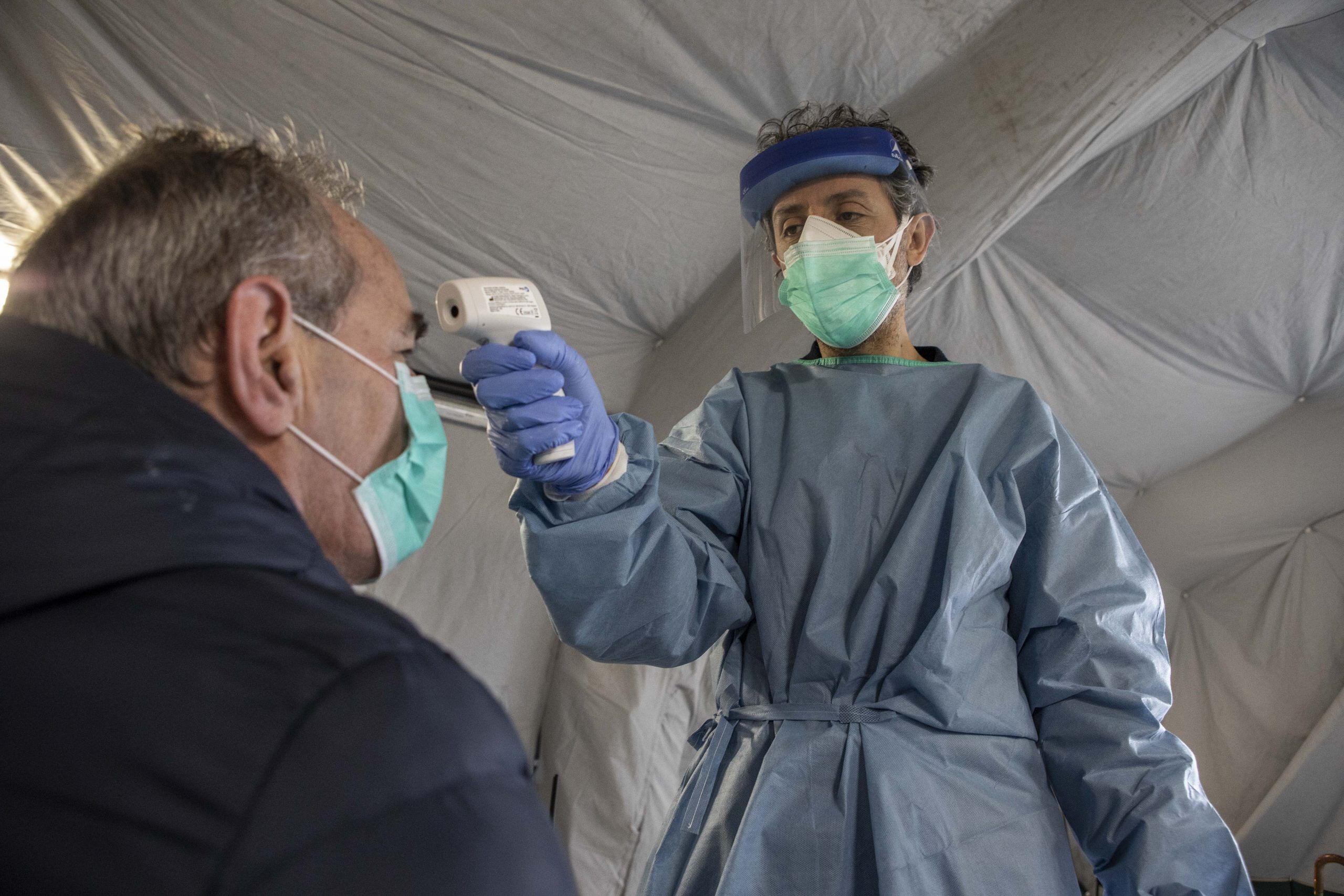 Covid in Italia, superata la soglia dei 10mila contagi: crescono i ricoveri in terapia intensiva