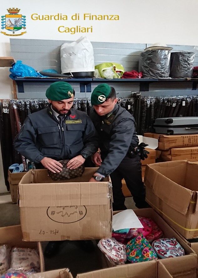 Cagliari, sequestrati quasi 3000 prodotti non sicuri in un negozio cinese: denunciato il titolare