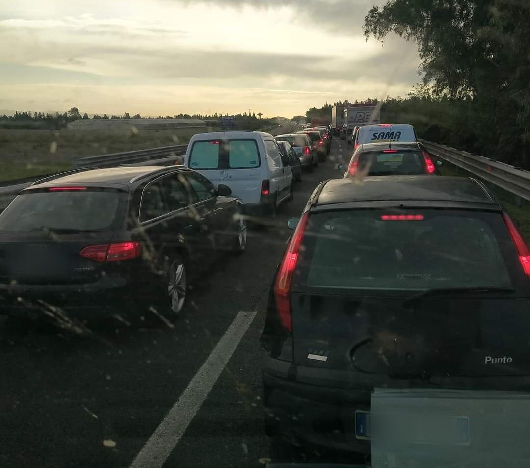 Maxi incidente sulla Ss 130, tre auto coinvolte: ci sono feriti