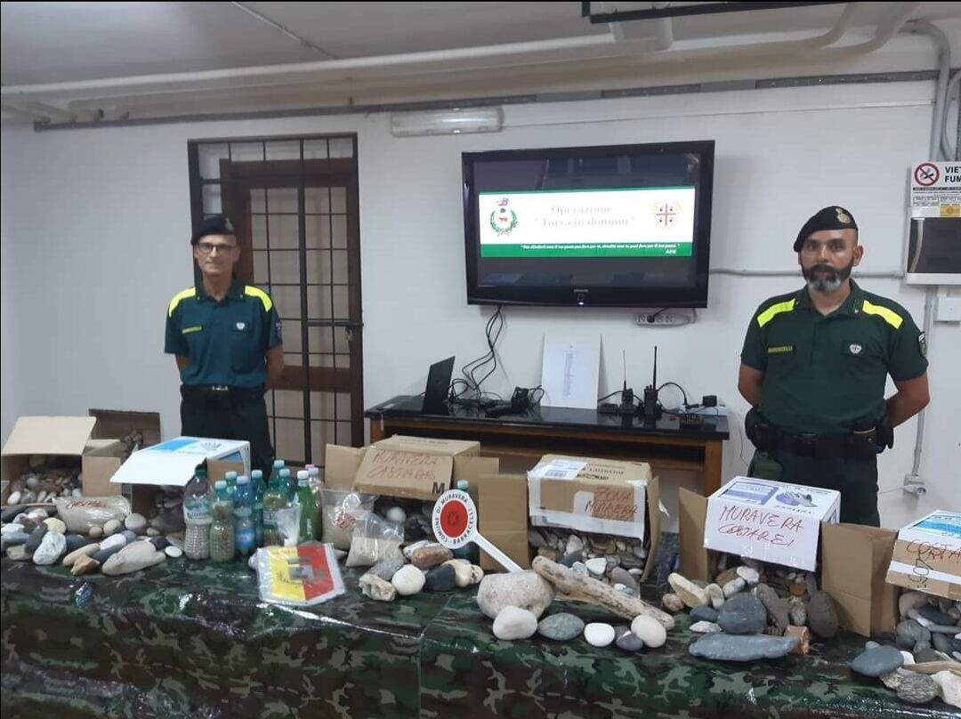 Duecento chili di sassi e sabbia rubati dai turisti riportati nelle spiagge di Costa Rei e Castiadas