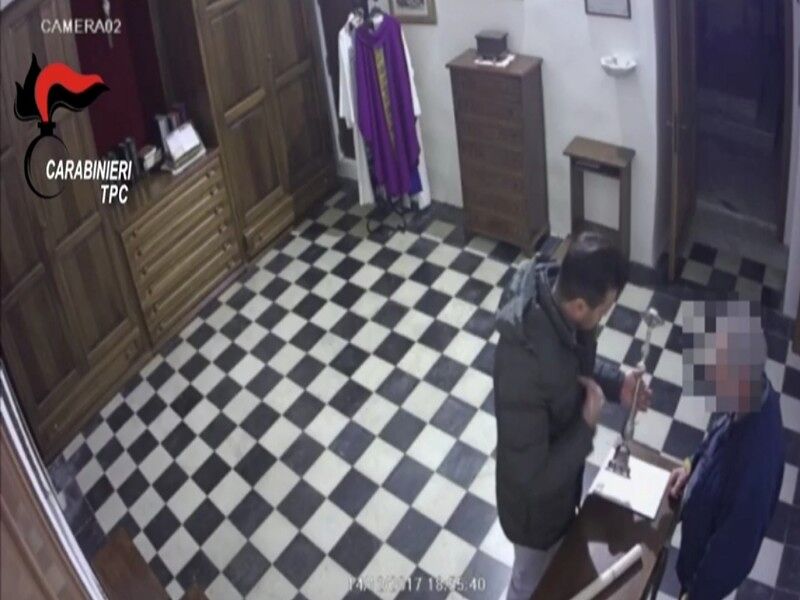 Si fingono restauratori e truffano decine di preti sardi, sgominata banda di falsi artigiani