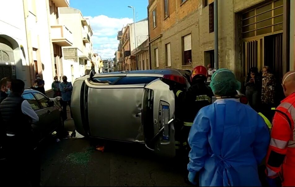 Monserrato, perde il controllo dell’auto che si ribalta: 32enne all’ospedale