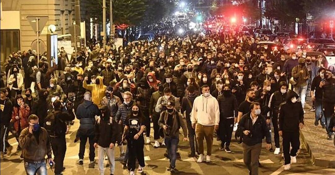 A Napoli proteste e scontri tra manifestanti “no lockdown” e forze dell’ordine: volano fumogeni e bombe carta