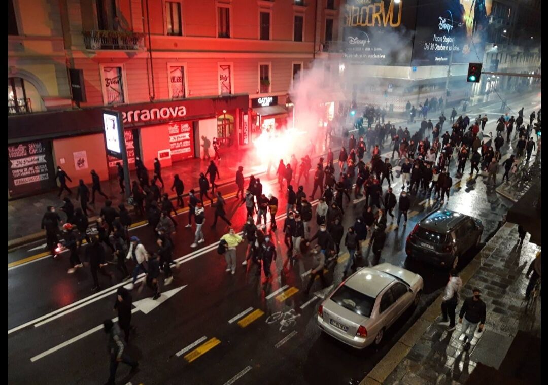 Nuovo Dpcm, esplode la protesta anche a Milano: volano petardi e una molotov