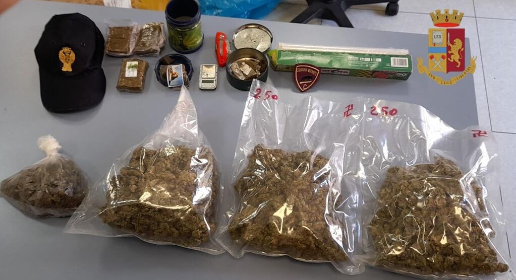 Spaccio in via Seruci, parte della droga nascosta nella lavatrice: due arresti a Cagliari