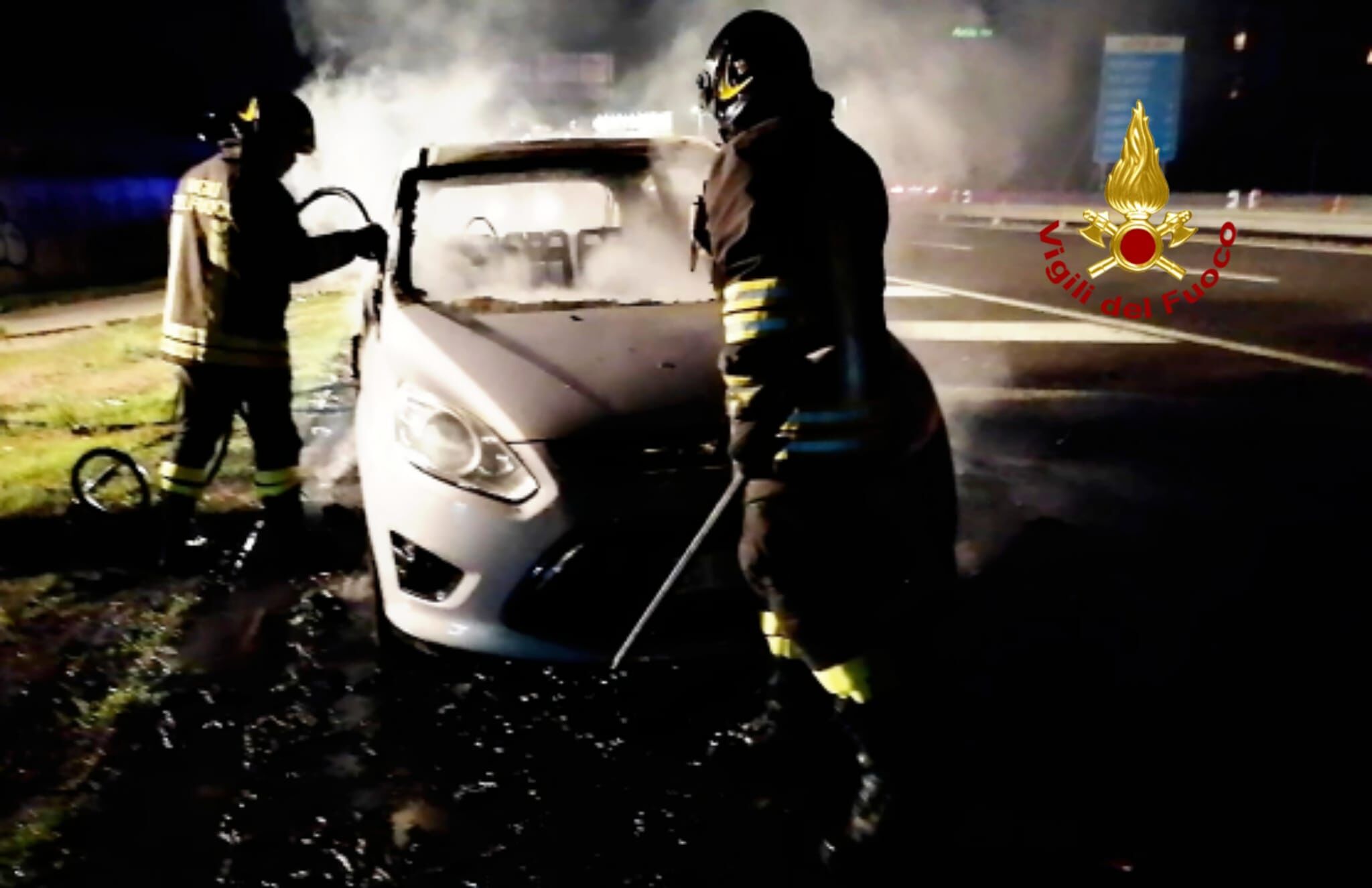 Cagliari, paura sulla 554: auto in transito prende fuoco per un problema elettrico