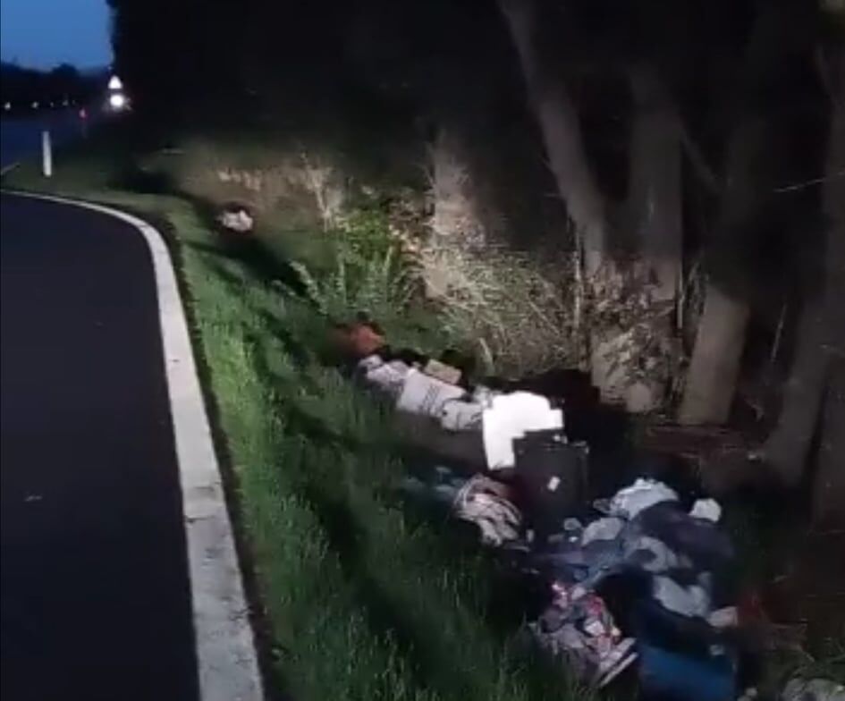 Incivili scatenati, cumuli di rifiuti ai bordi della Ss 130: “Basta, mettete telecamere”