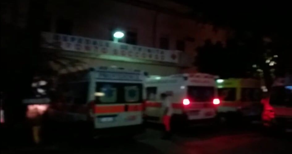 Cagliari, la lunga notte nel piazzale del Ss. Trinità: 14 ambulanze in attesa (VIDEO)