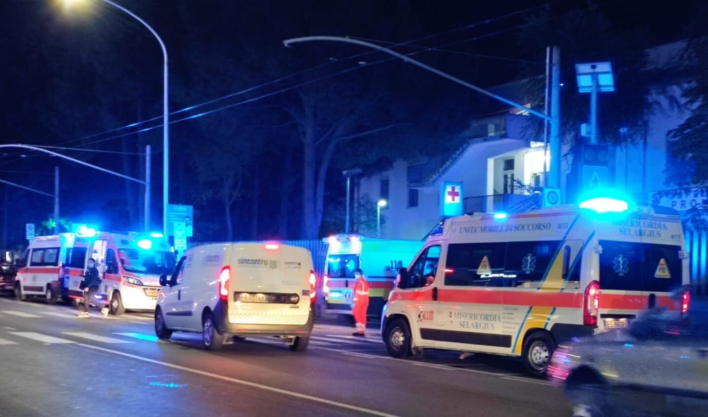 “Santissima Trinità, così non si può continuare”: ambulanze parcheggiate su tutta la strada nel sabato della tensione