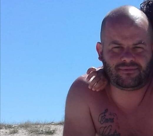 Il figlio sta per nascere, lui muore in un incidente stradale: Gesturi in lacrime per Andrea Cogoni