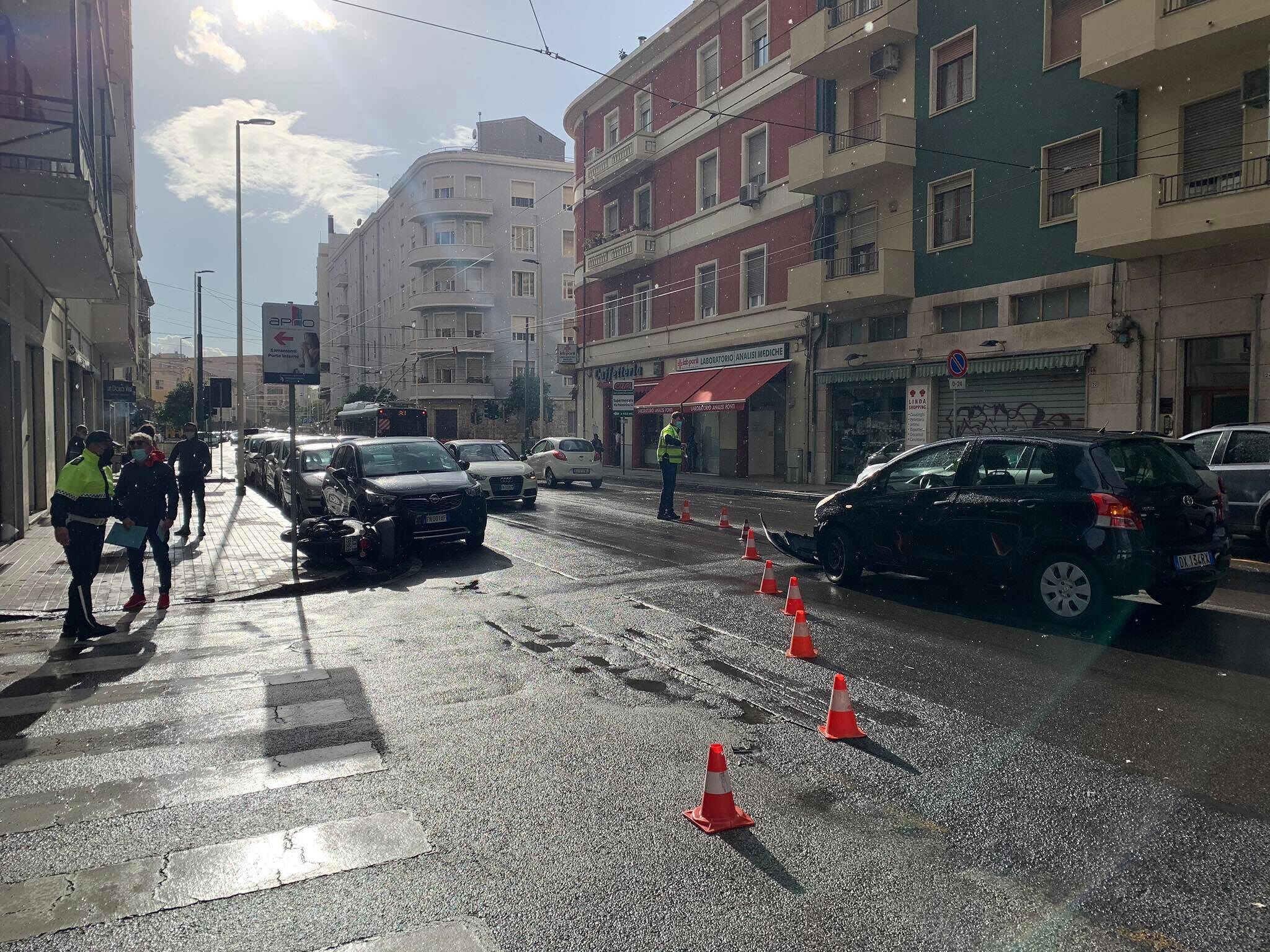 Cagliari, auto contro scooter sull’asfalto bagnato: incidente in via San Benedetto